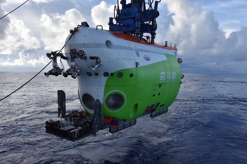 全海深�d人��水器“�^斗者”�正式投入常�科考��用